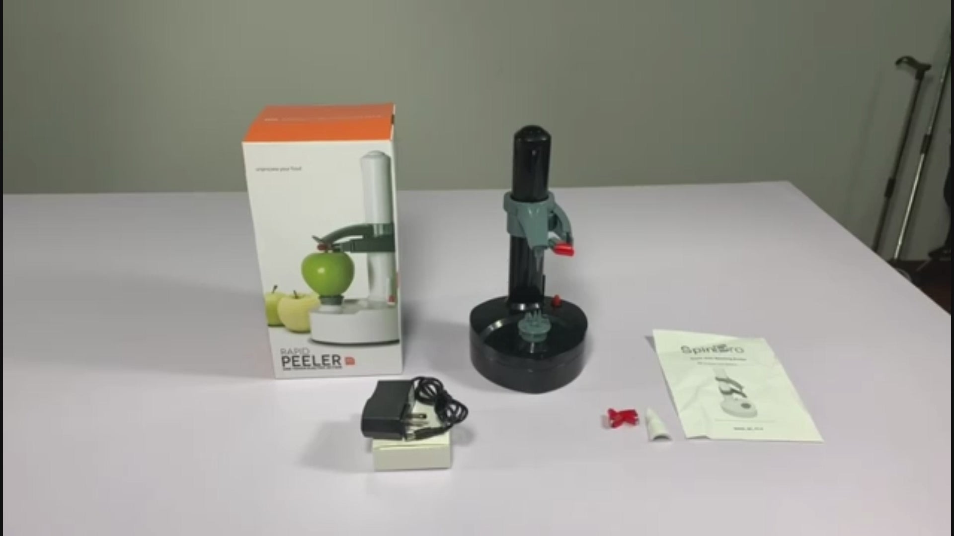 Découvrez notre éplucheur électrique multifonction en action ! Conçu pour éplucher facilement pommes de terre, fruits et légumes, il vous fait gagner un temps précieux au quotidien. Idéal pour les repas en famille, les préparations rapides ou les grandes quantités. Compact, automatique et simple à utiliser, il devient vite un indispensable dans votre cuisine.

